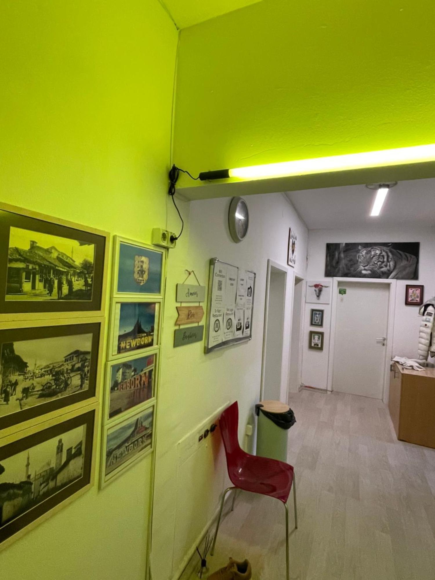 פרישטינה Newborn Center Hostel All Day Free Coffee מראה חיצוני תמונה